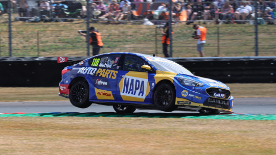 Эш Саттон увеличивает отрыв в BTCC очках от Thruxton