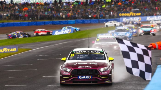 BTCC Knockhill: Морган лидирует в Plato Racing со счетом 1-2.
