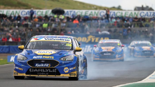 BTCC Нокхилл: Саттон делает большой шаг к титулу, одержав победу.
