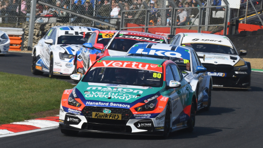 Том Ингрэм одержал победу в первом этапе Гран-при на трассе Brands Hatch